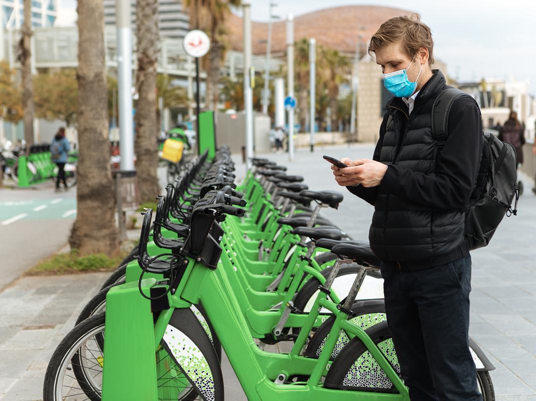 Enschede gaat verrommeling tegen door deelmobiliteitshubs